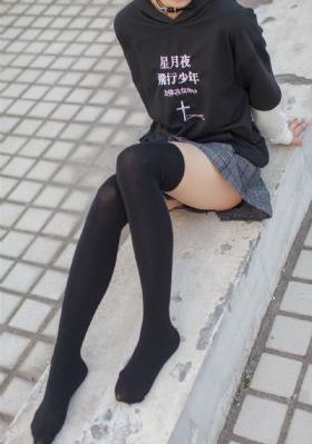 一前一后三个人
